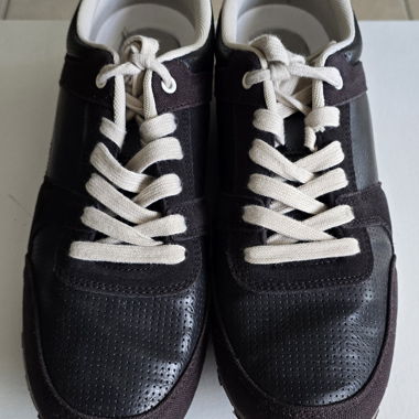 Dunkelbraune Sneaker