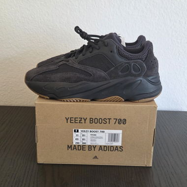 Adidas Yeezy Boost 700