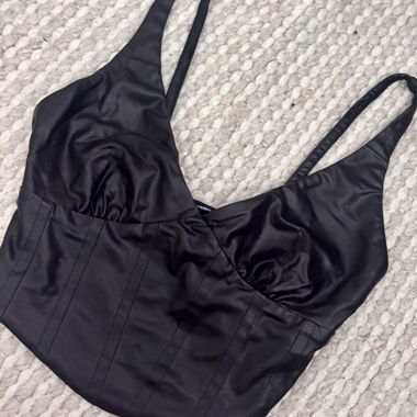 Top in raso nero
