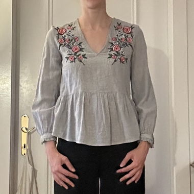Camicia con ricamo floreale