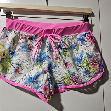 Bunte Badeshorts mit Blumenmuster