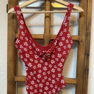 Body rouge à fleurs