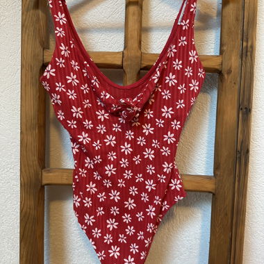 Body rouge à fleurs