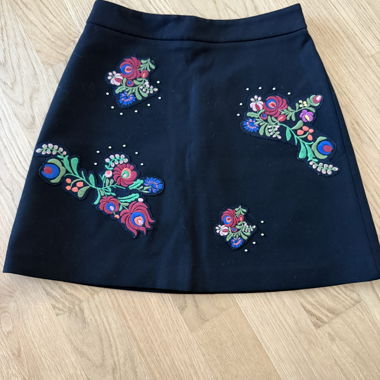 Dicker Rock mit Stickerei