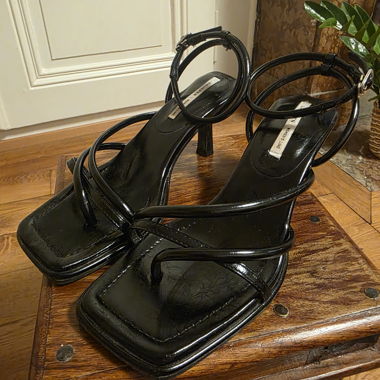 Schwarze Riemchensandalen