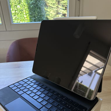 IPad Pro 12.9-inch (6th Generation) mit Zubehör 