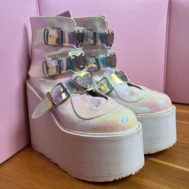 Stivaletti Demonia con plateau iridescente e fibbie