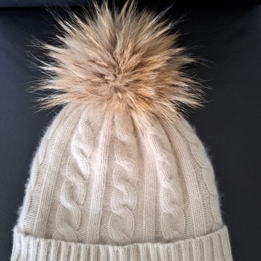 Berretto di maglia con pompon