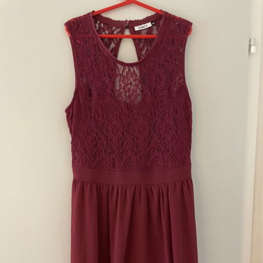rotes, elegantes Sommerkleid