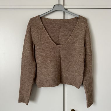 Brauner Strickpullover mit V-Ausschnitt