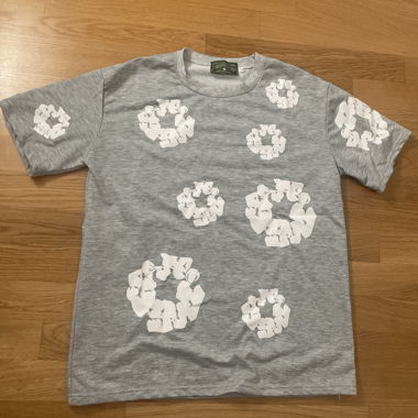 T-shirt gris avec motif blanc