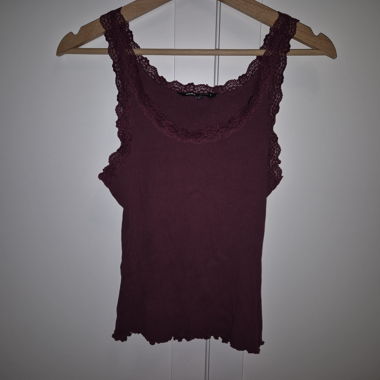 Top in pizzo bordeaux