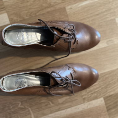 Décolleté stringate tacco marrone cognac