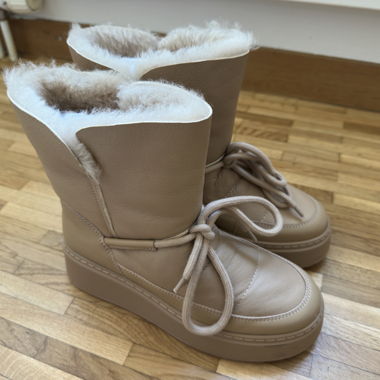 Stivaletti da esposizione in pelle marrone con fodera in pelliccia sintetica ESTRO da donna