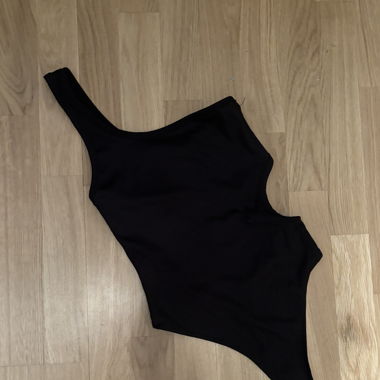 Body mit seite ausschnitt