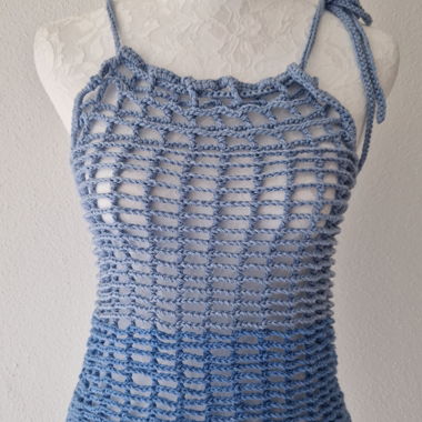 Top all’uncinetto blu