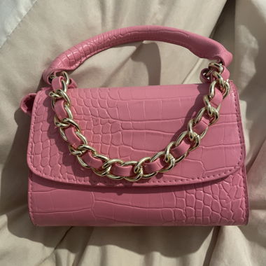 Rosafarbene Handtasche mit Krokoprägung