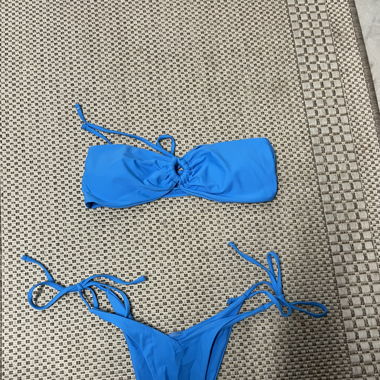 Blaues strapless bikini