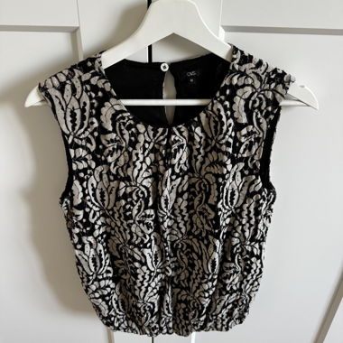 Lace sleeveless top