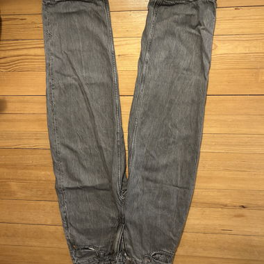 Graue Jeans
