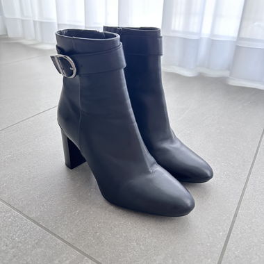 Black heeled boots