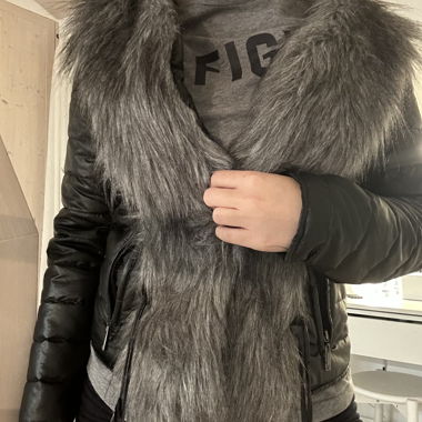 Fur jacket with closure and drawstrings