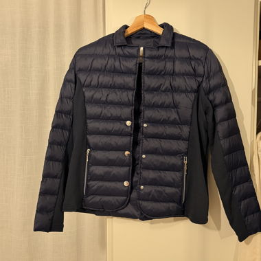 Dunkelblaue Steppjacke