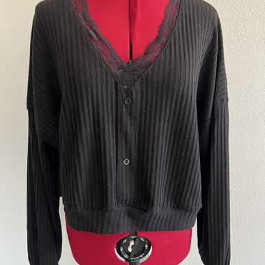 Pull noir avec dentelle