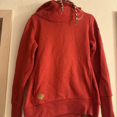 Roter Kapuzenpullover mit hohem Kragen