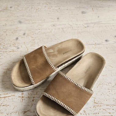 Cute brown slippers 