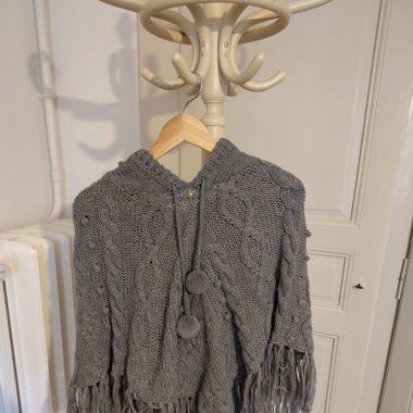 Poncho Strick mit Kapuze