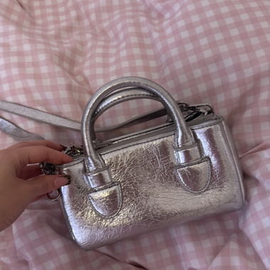 silberne Tasche