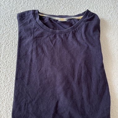 T-shirt bleu foncé