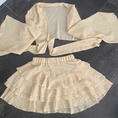 Completo a due pezzi giallo con gonna