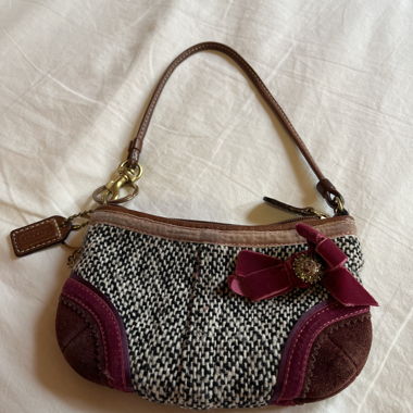 Texturierte Mini-Handtasche mit Schleife