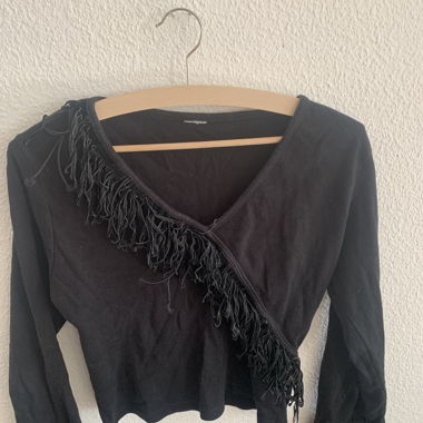 Haut noir à franges