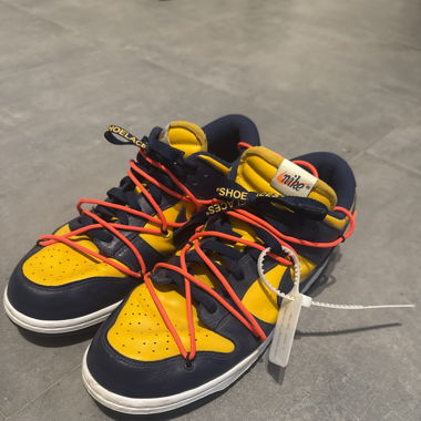 Nike Dunks Off-White Goldfarben
