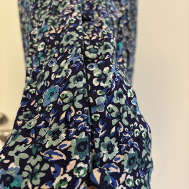 Abito midi floreale con pattina di bottoni