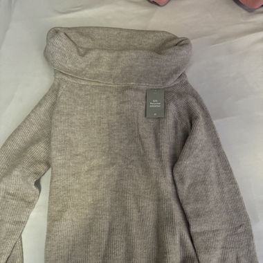 H&M off shoulder pullover 