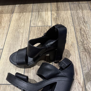 Schwarze Sandaletten mit Absatz