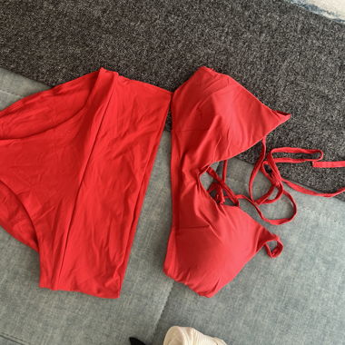 Roter Bademode-Swimwear