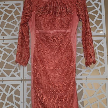 Korallfarbendes Spitzenkleid