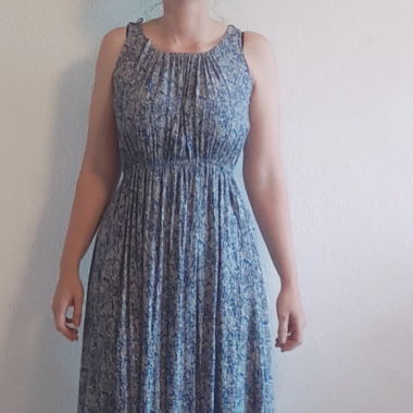 Maxikleid mit kleinen weissen Blumen