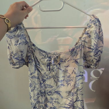 Haut à manches bouffantes et motif floral