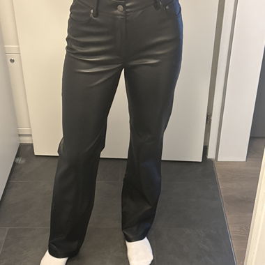 Pantalon noir en similicuir (droit / légèrement évasé)