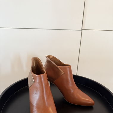 Stiefeletten grafische Flächen in Gold und Cognac