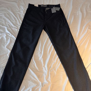 Schwarze Pierre-Cardin-Hosen