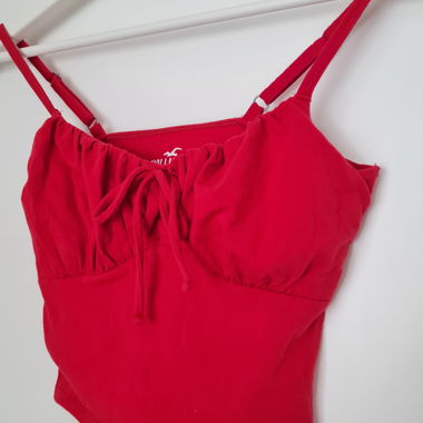 Top in Rot, mit Schleife