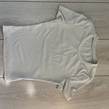 Beiges Kurzarm-Shirt