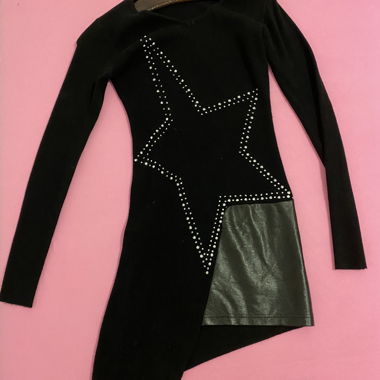 Superbe petite robe noire avec étoile